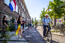 903782 Afbeelding van burgemeester mr. J.H.C. van Zanen die afscheid neemt van de bewoners van Utrecht op de fiets in ...
